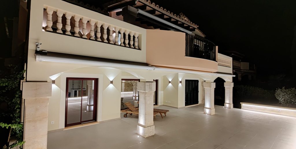 Galeria interior con balaustrada en la vivienda reformada de Santa Ponsa