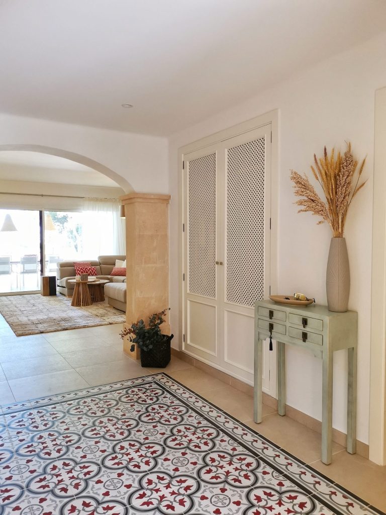 Recibidor con arco y aparador en la vivienda reformada de Santa Ponsa