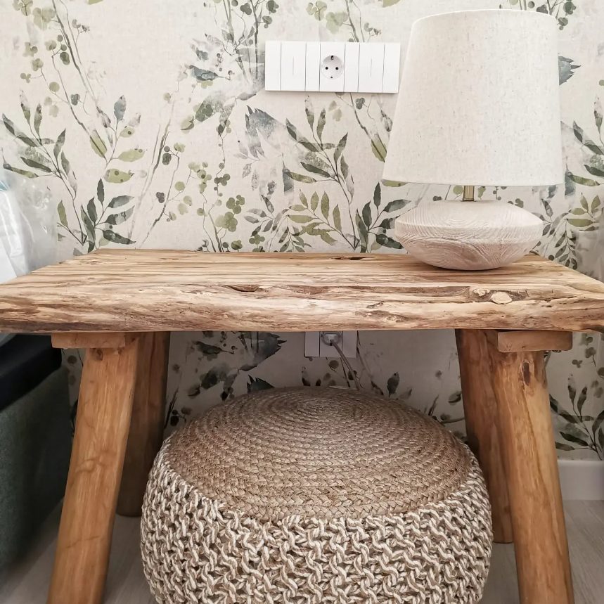 Rincon de comedor con mesa rustica y papel pintado botanico en Magaluf