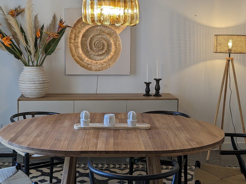 Mesa de comedor con aparador y lámparas artesanales en un piso de la plaza del Banc de l'Oli, Palma