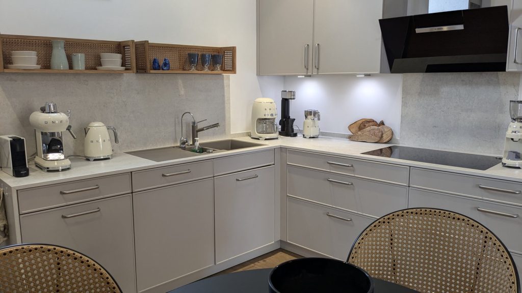 Cocina en gris claro con estantes de madera y rejilla en la calle Can Vatlori, Palma de Mallorca