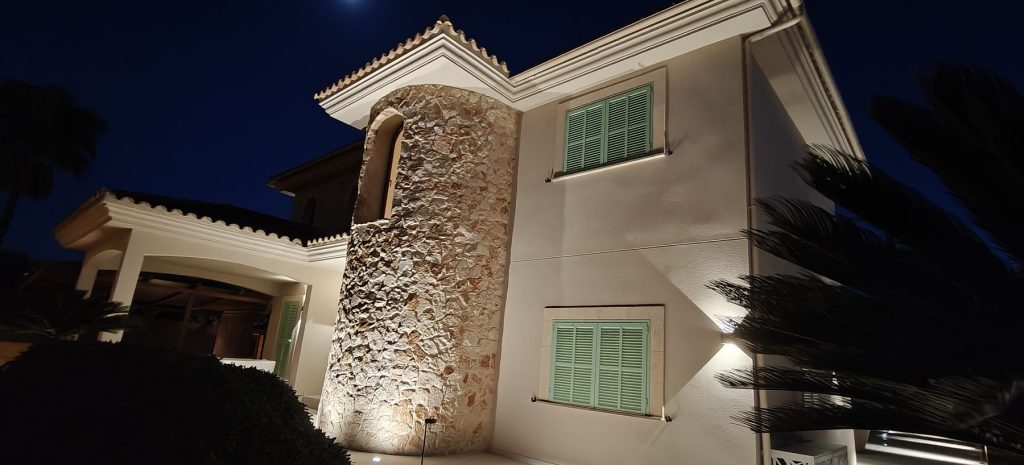 Fachada de piedra del chalet reformado en Marratxi iluminada de noche