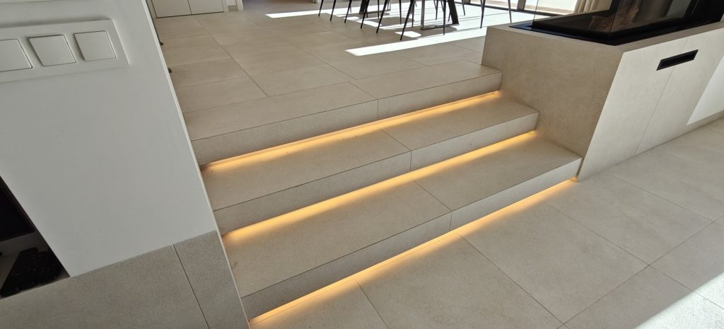 Escalones de porcelánico con tiras LED integradas en una reforma en Marratxí, Mallorca