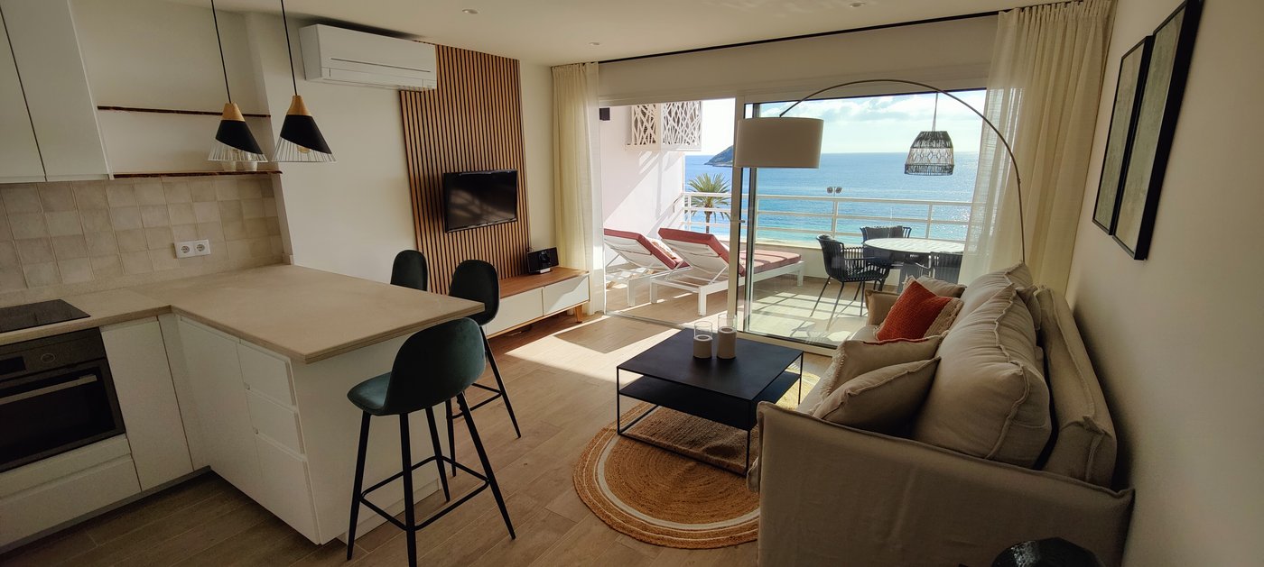 Salón con salida a la terraza y vistas al mar en un apartamento reformado de Magaluf, Mallorca