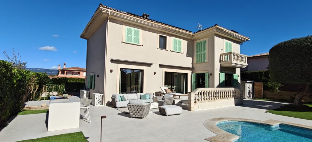 Fachada y terraza con piscina de una villa reformada en Marratxí, Mallorca
