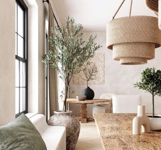 Comedor con olivo de interior, lámpara de fibra trenzada y mesa de madera maciza